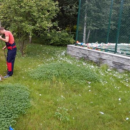 Уборка за городом после мероприятия